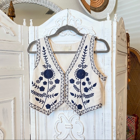 Forever 21 Tops - Embroidered Crop Vest Navy & Cream Forever 21 Size M